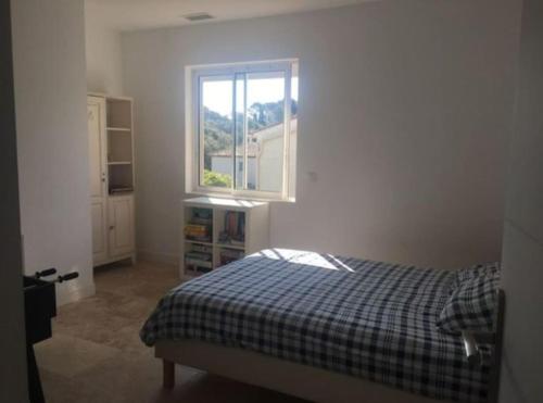 une chambre avec un lit et une fenêtre dans l'établissement Appart 3 chambres - Mer à pied, à Saint-Aygulf