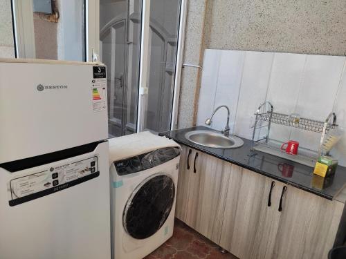 una cucina con lavatrice e lavandino di Shohimardon Boutique a Samarkand