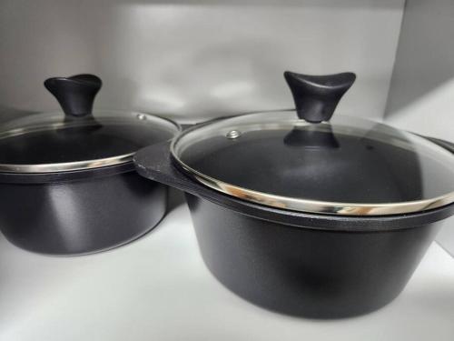 two black pots sitting on top of a counter at Henzel House - 2min to Yongmun Station, 5mins to Seongsimdang in Daejeon