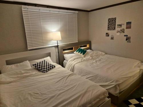 Voodi või voodid majutusasutuse Henzel House - 2min to Yongmun Station, 5mins to Seongsimdang toas