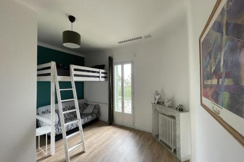 une chambre avec un lit superposé et une échelle dans l'établissement Bright T3 200m from the beach close to shops, à Antibes