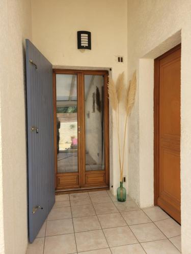 Photo de la galerie de l'établissement Chambre agréable dans une maison avec un grand lit, à Nîmes