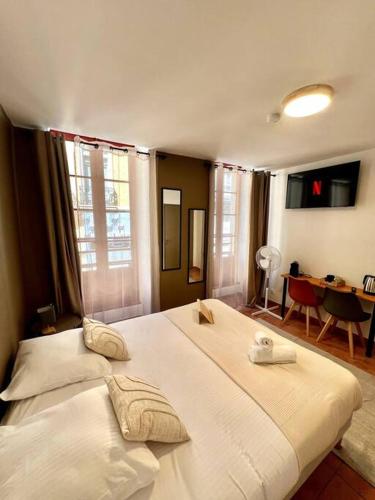 Postel nebo postele na pokoji v ubytování Les chambres de la bastide - 105
