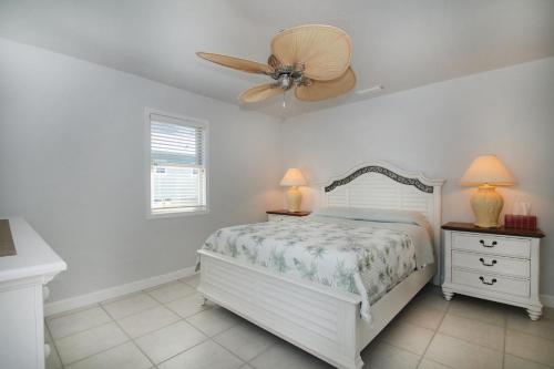 Un dormitorio con una cama y un ventilador de techo. en Great Beach Getaway, Beach & Pool, Sleeps 4, en Bonita Springs