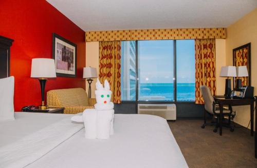 Postel nebo postele na pokoji v ubytování Pier House 60 Clearwater Beach Marina Hotel