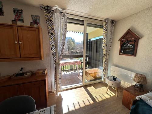 Cette chambre dispose d'une porte coulissante en verre s'ouvrant sur un balcon. dans l'établissement Les Cîmes des Carroz, aux Carroz d'Arâches