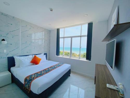 a bedroom with a large bed and a window at Paradise Condotel Mũi Né - Căn hộ nghỉ dưỡng Ocean Vista in Ấp Ngọc Hải