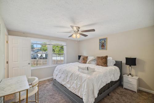 a bedroom with a bed and a ceiling fan at Luxury lifestyle in Waldorf