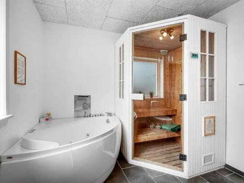 Koupelna v ubytování Holiday Home Amine - 300m to the inlet by Interhome