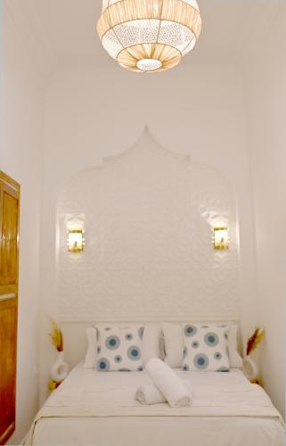 Una cama o camas en una habitación de Dar Lahlou