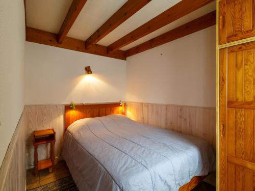 une chambre avec un grand lit dans une pièce dans l'établissement Holiday Home Les Maisons du Lac by Interhome, à La Palmyre