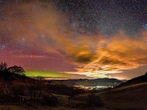 a night sky with the stars and the milky way at Holiday Home Springbank Lodge by Interhome in Drumnadrochit