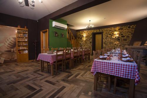 a restaurant with tables and chairs in a room at Casas do Terreiro in Seia