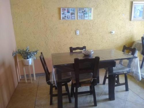 mesa de comedor y sillas con mesa de madera en Departamento amplio en Alta Córdoba con cochera, en Córdoba