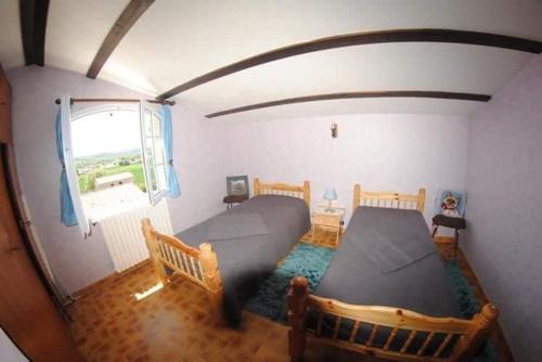 une chambre avec un lit dans le coin d'une pièce dans l'établissement T2 vue sur le château Gréoux, à Gréoux-les-Bains