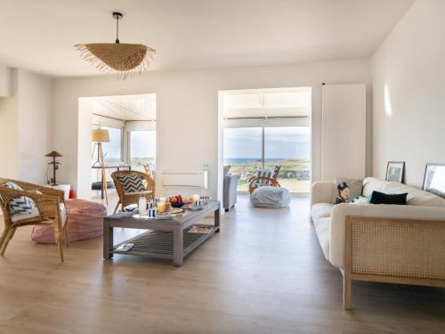 un salon avec un canapé et une table dans l'établissement Holiday Home Villa Heol by Interhome, à Saint-Pierre-Quiberon