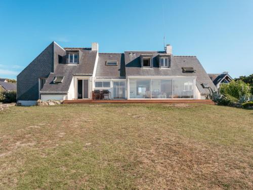 une grande maison avec une grande pelouse devant elle dans l'établissement Holiday Home Villa Heol by Interhome, à Saint-Pierre-Quiberon