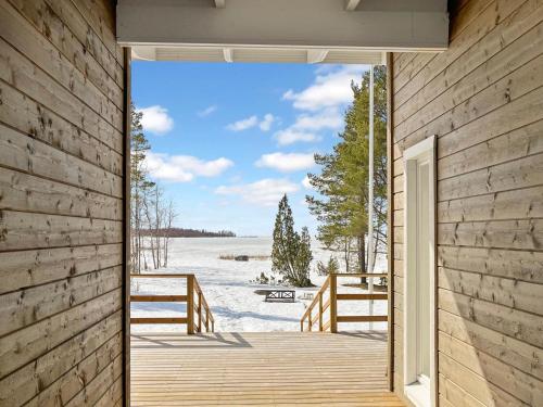 une porte ouverte donnant sur une terrasse avec vue sur la neige dans l'établissement Holiday Home Merikataja by Interhome, à Kemi