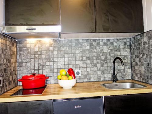 - un comptoir de cuisine avec un bol de fruits et un évier dans l'établissement Apartment Le Roc de Peclet by Interhome, à Val Thorens