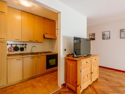 Apartment Enrosadira-11 by Interhomeにあるキッチンまたは簡易キッチン