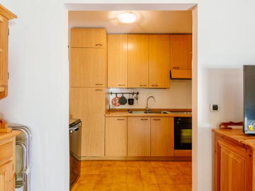 Apartment Enrosadira-11 by Interhomeにあるキッチンまたは簡易キッチン