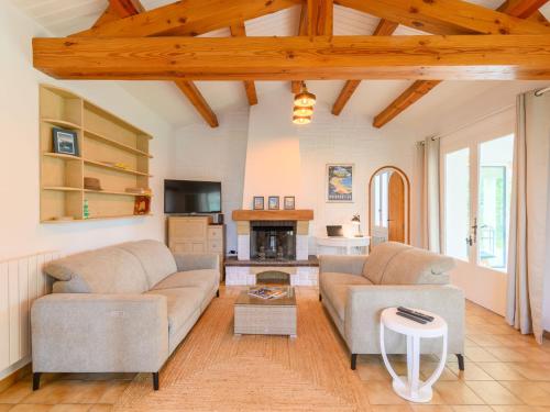 un salon avec deux canapés et une cheminée dans l'établissement Holiday Home Casa Nostress-Villa 6 pers by Interhome, à Noirmoutier-en-l'lle