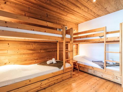 2 lits superposés dans une cabine aux murs en bois dans l'établissement Apartment Les Hauts du Val Claret - Val Claret-26 by Interhome, à Tignes