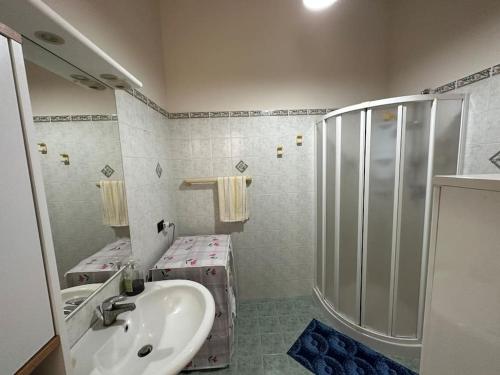 a bathroom with a sink and a shower at 6 Minuti Dal Centro-Villetta indipendente-Mazara in Mazara del Vallo