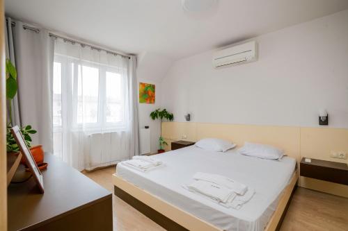 Postel nebo postele na pokoji v ubytování Spacious 2BD Flat with Secure Free Parking