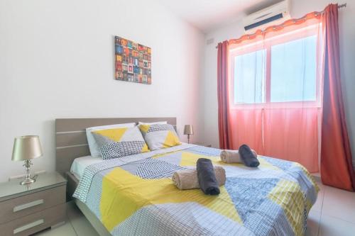 Ένα ή περισσότερα κρεβάτια σε δωμάτιο στο Penthouse with Side Sea View