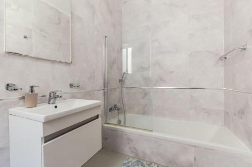 Ένα μπάνιο στο Penthouse with Side Sea View