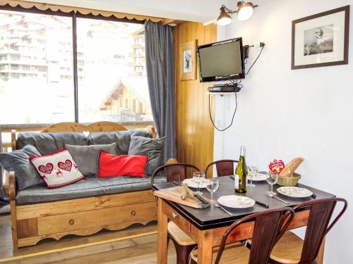 un salon avec un canapé et une table dans l'établissement Apartment Vanoise-24 by Interhome, à Val Thorens