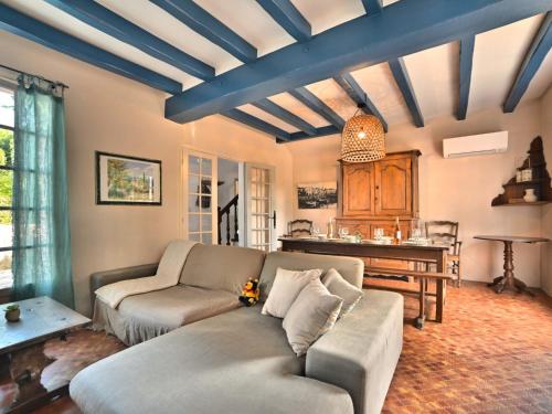 - un salon avec un canapé et un piano dans l'établissement Holiday Home La Villa Rose by Interhome, à Saint-Trojan-les-Bains