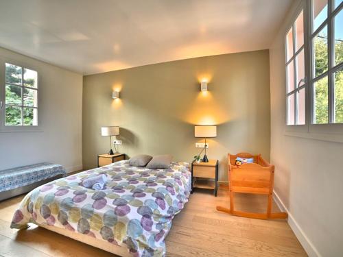 - une chambre avec un lit, une chaise et deux fenêtres dans l'établissement Holiday Home La Villa Rose by Interhome, à Saint-Trojan-les-Bains