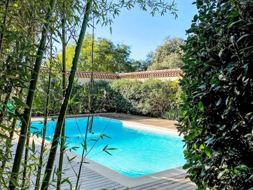 - une piscine dans une cour arborée dans l'établissement Holiday Home La Bastide de la Cigale by Interhome, à Nîmes