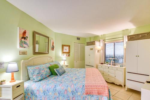 Ένα ή περισσότερα κρεβάτια σε δωμάτιο στο Daytona Beach Shores Condo with Ocean Views!