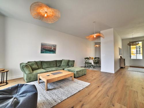 un salon avec un canapé vert et une table dans l'établissement Apartment Les Saumonards by Interhome, à Boyardville