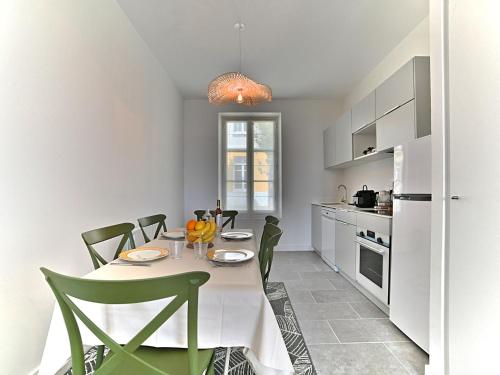 une cuisine et une salle à manger avec une table et des chaises dans l'établissement Apartment Les Saumonards by Interhome, à Boyardville