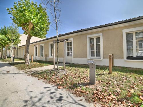 un bâtiment avec un parcmètre devant dans l'établissement Apartment Les Saumonards by Interhome, à Boyardville