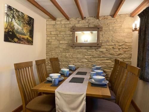Ảnh trong thư viện ảnh của Thames Cottage, Old Mill Farm, Cotswold Water Park ở Cirencester