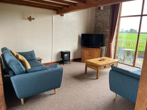 TV/trung tâm giải trí tại Thames Cottage, Old Mill Farm, Cotswold Water Park