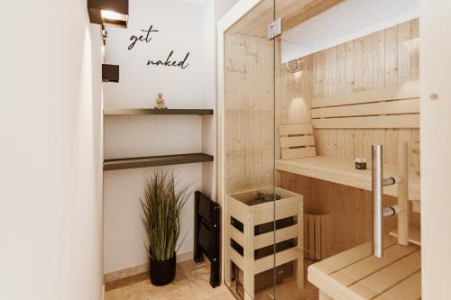 une petite pièce avec des murs et des étagères en bois dans l'établissement Harzchalet Emma 3 - mit Sauna - Sankt Andreasberg, à Sankt-Andreasberg