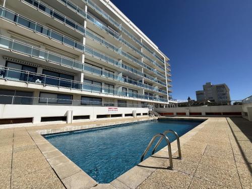 una piscina di fronte a un edificio di La Houle a Saint-Gilles-Croix-de-Vie