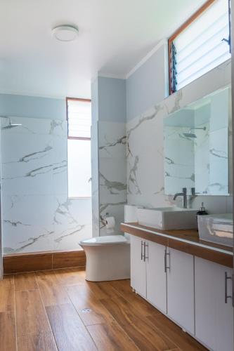 a bathroom with two sinks and a large mirror at Villa San Ramon - BIG HOUSE - Chamchamayo in San Ramón