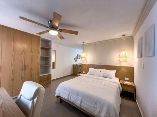 克雷塔罗Modern Apt with Workspace in Central Queretaro的一间卧室配有一张床和吊扇
