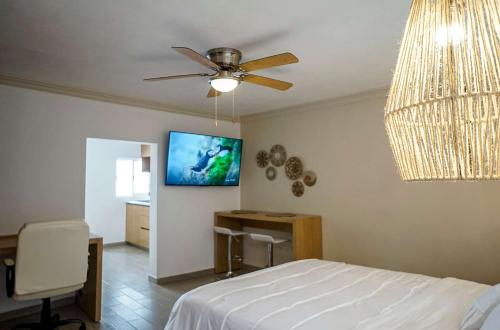 a bedroom with a bed and a ceiling fan at Modern Apartment with Home Office in Prime Location in Querétaro
