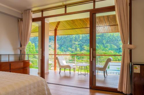 a bedroom with a balcony with a table and chairs at Villa San Ramon - BIG HOUSE - Chamchamayo in San Ramón