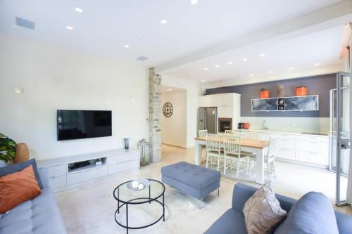 Bright 2BR w balcony on Shlomo Hameleh by HolyGuest