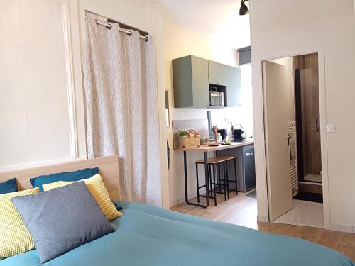 une chambre avec un lit et une petite cuisine dans l'établissement Archer, Plein centre, Quartier historique, à Amiens