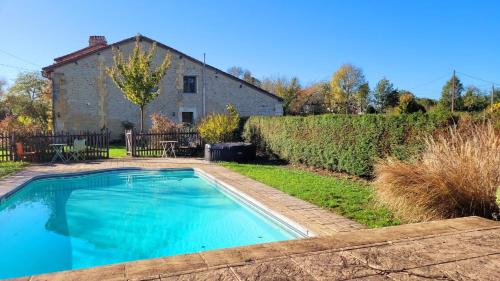 Chambre, sauna, piscine à la campagne